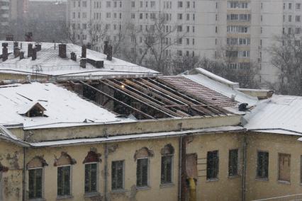 Москва. Вид сверху на разобранную крышу старого дома.