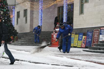 Москва. Дворники подметают улицу.