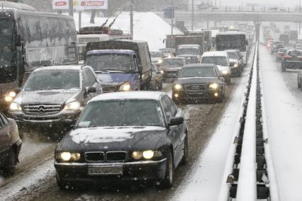 Москва. Автомобильное движение на одной из улиц города.