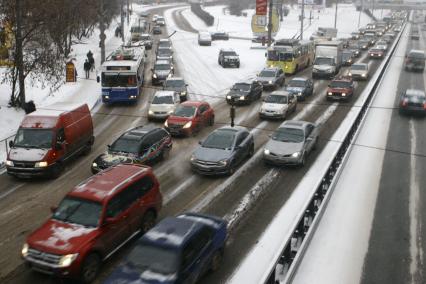 Москва. Автомобильное движение на одной из улиц города.