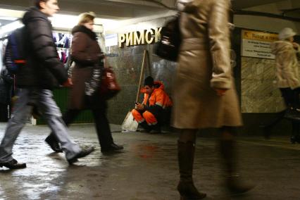 Москва. Дворник  сидит в переходе станции метро `Римская`.