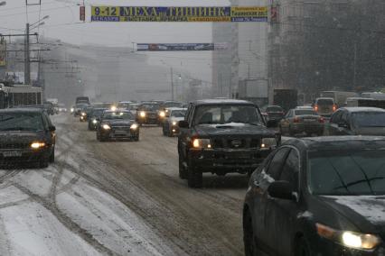 Москва. Автомобильное движение на одной из улиц города.