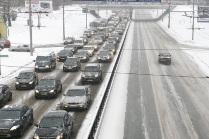 Москва. Автомобильное движение на одной из улиц города.