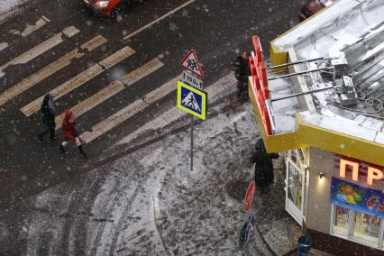 Москва. Вид сверху на пешеходный переход.