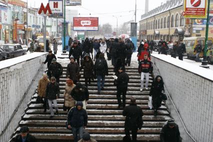 Москва. Люди спускаются в подземный переход станции метро.