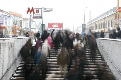 Москва. Люди спускаются в подземный переход станции метро.