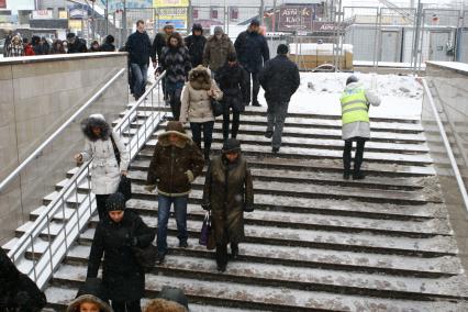 Москва. Люди спускаются в подземный переход .