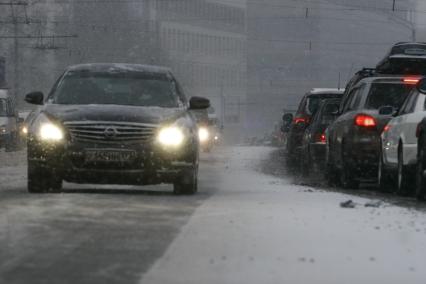 Москва. Автомобильное движение на одной из улиц города.