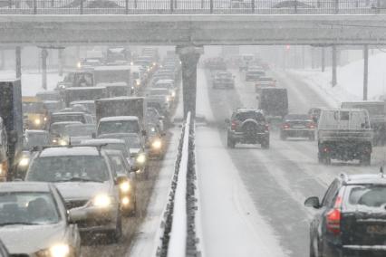 Москва. Автомобильное движение на одной из улиц города.