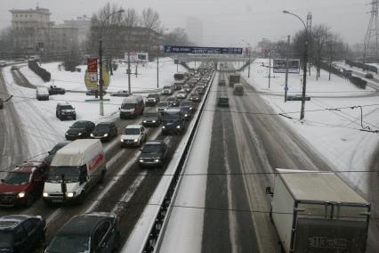 Москва. Автомобильное движение на одной из улиц города.