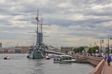 Санкт-Петербург. Отреставрированный крейсер `Аврора` на месте постоянной стоянки у Петроградской набережной.