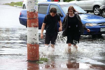 Нижний Новгород. Последствия сильного дождя на улицах города.