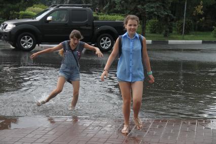 Нижний Новгород. Последствия сильного дождя на улицах города.