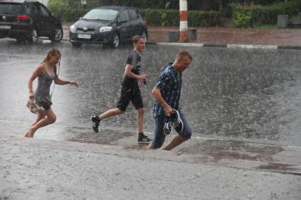 Нижний Новгород. Последствия сильного дождя на улицах города.