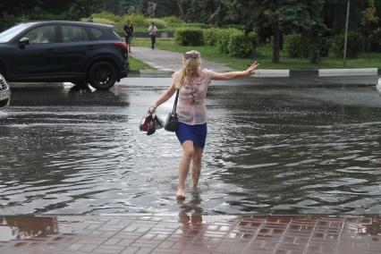 Нижний Новгород. Последствия сильного дождя на улицах города.