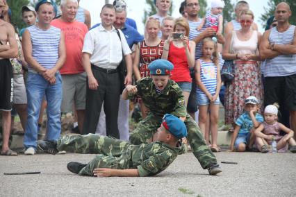 Нижний Новгород.   Участники празднования Дня Воздушно-десантных войск.