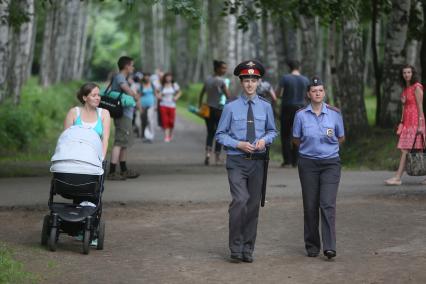 Санкт-Петербург. Полицейские на аллее  парка.