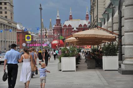 Москва. Прохожие у летней веранды на реконструированной Тверской улице.