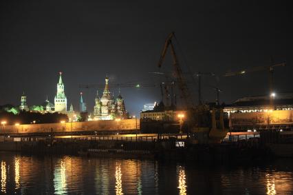 Москва. Вид на строительную площадку парка `Зарядье`.