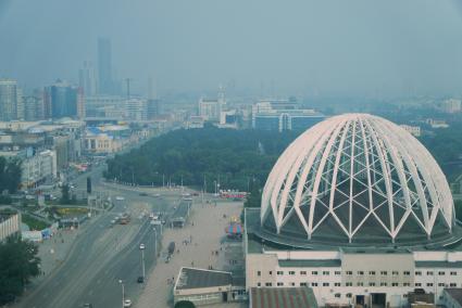 Екатеринбург. Смог над городом (справа - здание Екатеринбургского цирка)