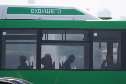 Екатеринбург. Смог над городом. Пассажиры в автобусе