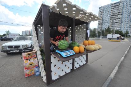 Москва. Корреспондент газеты `Комсомольская правда ` Павел Клоков покупает арбуз на Липецкой улице.