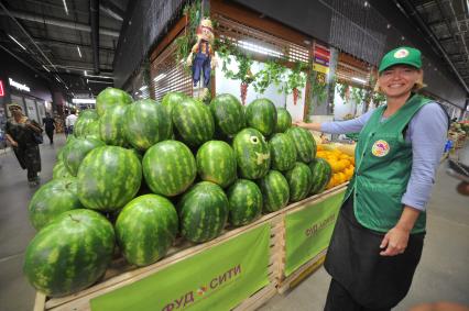 Москва. Продажа арбузов  в оптово-продовольственном центре `Фуд сити`.