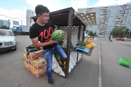 Москва.  Корреспондент газеты `Комсомольская правда ` Павел Клоков покупает арбуз на Липецкой улице.