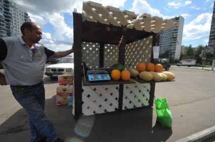 Москва.   Продажа арбузов и дынь на Липецкой улице.