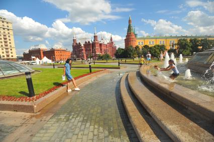 Москва. Дети купаются в фонтане на Манежной площади.