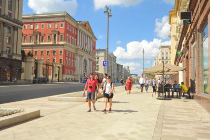 Москва. Подготовка к открытию летних веранд кафе на Тверской улице после ее реконструкции.