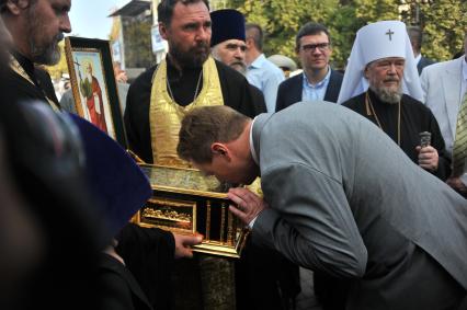 Крым, Севастополь. Временно исполняющий обязанности губернатора Севастополя Дмитрий Овсянников (справа на первом плане) и  митрополит Симферопольский и Крымский Лазарь (справа на втором плане) у мощей апостола Андрея Первозванного, доставленных в Севастополь из Москвы, во время празднования Дня Военно-морского флота России.