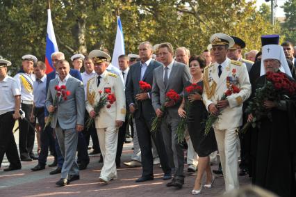 Крым, Севастополь.  Глава Крыма Сергей Аксенов (в центре), председатель Госсовета Крыма Владимир Константинов (слева) и временно исполняющий обязанности губернатора города Севастополя Дмитрий Овсянников (четвертый справа) во время празднования Дня Военно-Морского Флота России.