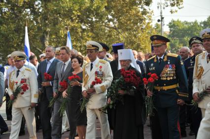 Крым, Севастополь.  Глава Крыма Сергей Аксенов (второй слева), временно исполняющий обязанности губернатора Севастополя Дмитрий Овсянников (третий слева) и  митрополит Симферопольский и Крымский Лазарь (третий справа) во время празднования Дня Военно-Морского Флота России.