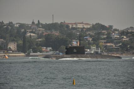 Крым, Севастополь. Подводная лодка Б-237 `Ростов-на-дону` на параде по случаю празднования Дня Военно-Морского Флота России.