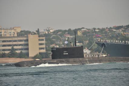 Крым, Севастополь. Подводная лодка Б-237 `Ростов-на-дону` на параде по случаю празднования Дня Военно-Морского Флота России.