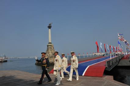 Крым, Севастополь.  Исполняющий обязанности командующего войсками Южного военного округа генерал-полковник Александр Дворников  и командующий Черноморским флотом ВМФ РФ Александр Витко (слева направо) во время празднования Дня Военно-Морского Флота России.