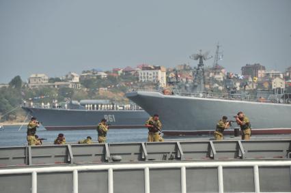 Крым, Севастополь. Военнослужащие на параде по случаю празднования Дня Военно-Морского Флота России.