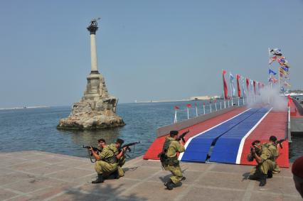 Крым, Севастополь. Военнослужащие на параде по случаю празднования Дня Военно-Морского Флота России.