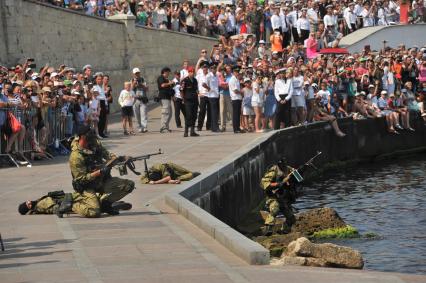 Крым, Севастополь. Военнослужащие на параде по случаю празднования Дня Военно-Морского Флота России.