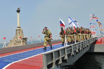 Крым, Севастополь. Военнослужащие на параде по случаю празднования Дня Военно-Морского Флота России.