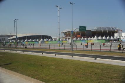 Бразилия, Рио-де-Жанейро. Рио Олимпик Велодром (Rio Olympic Velodrome) (слева) и Теннисный центр (справа) в Олимпийском парке.