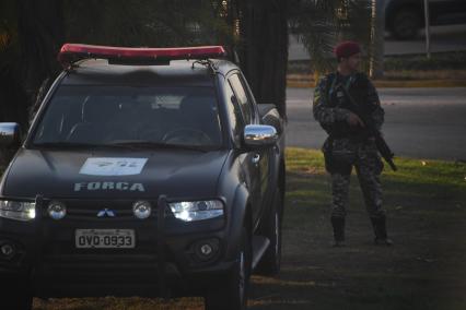 Бразилия, Рио-де-Жанейро. Военнослужащие бразильской армии патрулируют улицы во время проведения XXXI Олимпийских игр.