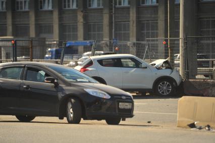 Москва.  Автомобиль Nissan Juke, пострадавший в результате ДТП  на Ленинском проспекте.