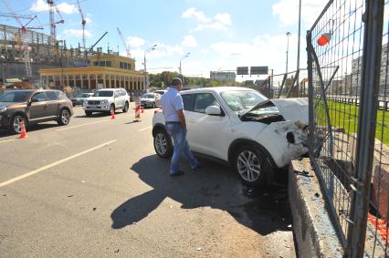 Москва. Автомобиль Nissan Juke, пострадавший в результате ДТП на Ленинском проспекте.