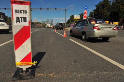 Москва.  Автомобили объезжают место ДТП на Ленинском проспекте.