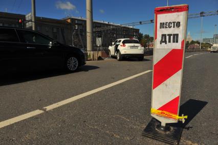 Москва.  Автомобиль Nissan Juke, пострадавший в результате ДТП  на Ленинском проспекте.