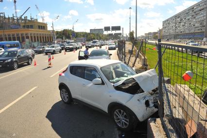 Москва.  Автомобиль Nissan Juke, пострадавший в результате ДТП  на Ленинском проспекте.