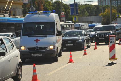 Москва. Автомобиль скорой помощи на месте ДТП  на Ленинском проспекте.