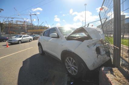 Москва.  Автомобиль Nissan Juke, пострадавший в результате ДТП  на Ленинском проспекте.